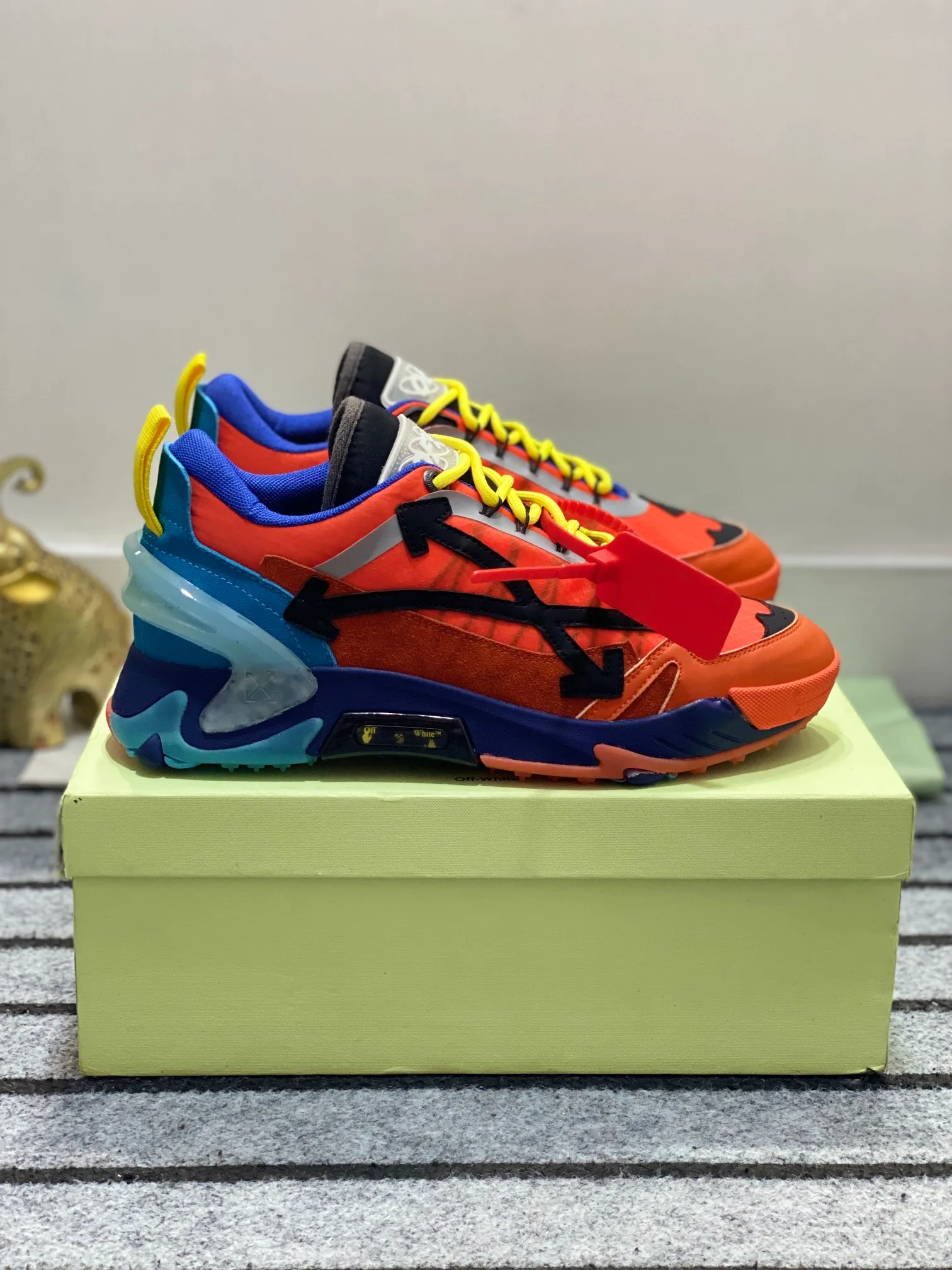 Men's shoes 💰640🌼【New】High-end boutique-OFF-WHITE x Air Jordan】1 The joint shoe design has been highly concerned by everyone. The new shoes are shown in the popular Chicago bull white and yellow LOGO color scheme. The shoe body is made of cowhide stitching and other materials. In addition to the X hidden on the inside of the leather, the oversized Swoosh, OFF-WHITE for Nike, and Air Jordan 1Birth information and the word AIR are displayed on both sides of the shoe, and OFF-WHITE's iconic details can be seen on the TPU sole and insole. You can choose a pair if you like the style. Size: 38-45 (45 customized